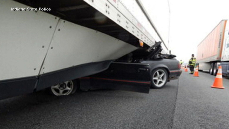 «Κάρφωσε» τη Mustang κάτω από φορτηγό και δεν έπαθε τίποτα!